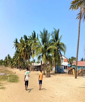 Madagascar Beauty Tours client in fishing village