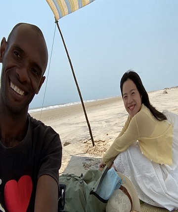 Madagascar Beauty Tours client in fishing village